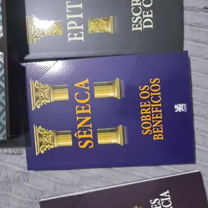 Livros Sobre os Benefícios e Escritos de Ouro ao lado do box