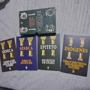 Box e quatro livros da Biblioteca Estoica Volume III organizados juntos