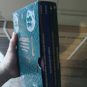 Coleção Biblioteca Estoica Volume III segurada por um comprador