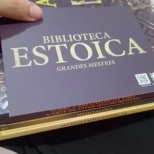 Detalhe do box Biblioteca Estoica e das lombadas dos livros