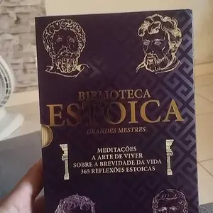 Box Biblioteca Estoica segurado em uma mão